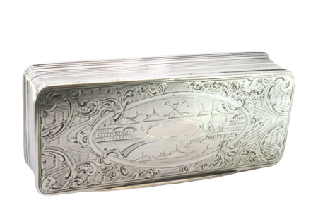 Caixa de rapé em prata canelada com gravados na tampa envolvendo cartela para monograma e tampa basculante